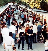 31ï ÖåóôéâÜë Âéâëßïõ: 300 åêäüôåò êáé 45.000 ôßôëïé